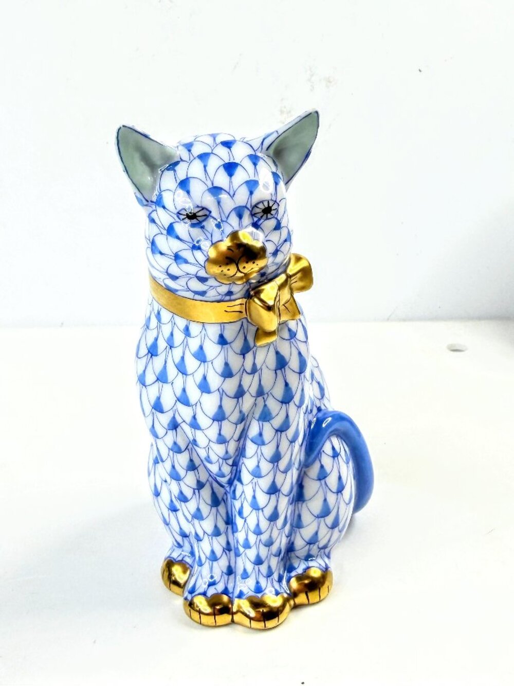 Herend Blue Fishnet Cat with Gold Bow Porcelain Figurine 4.75" A1049
